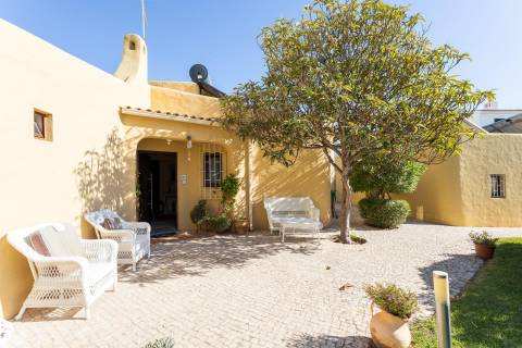 Moradia V3 toda térrea isolada com piscina,jardim e garagem - Vilamoura(Algarve)