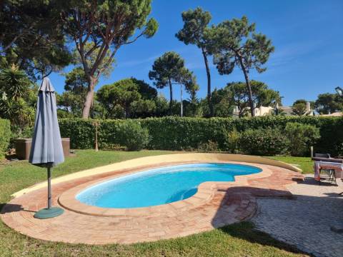 Moradia V3 toda térrea isolada com piscina,jardim e garagem - Vilamoura(Algarve)