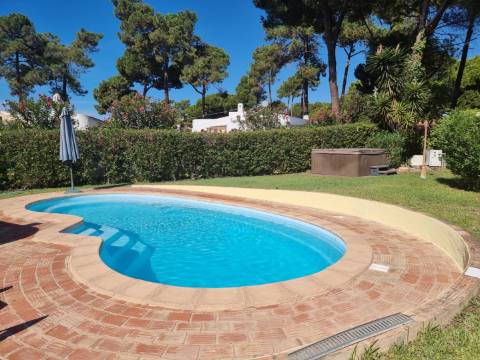 Moradia V3 toda térrea isolada com piscina,jardim e garagem - Vilamoura(Algarve)
