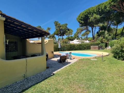 Moradia V3 toda térrea isolada com piscina,jardim e garagem - Vilamoura(Algarve)
