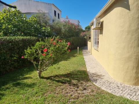 Moradia V3 toda térrea isolada com piscina,jardim e garagem - Vilamoura(Algarve)