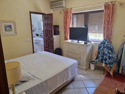 Moradia V3 toda térrea isolada com piscina,jardim e garagem - Vilamoura(Algarve)