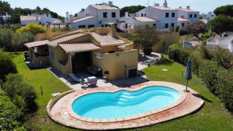Moradia V3 toda térrea isolada com piscina,jardim e garagem - Vilamoura(Algarve)
