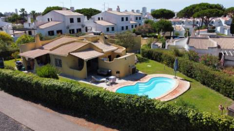 Moradia V3 toda térrea isolada com piscina,jardim e garagem - Vilamoura(Algarve)