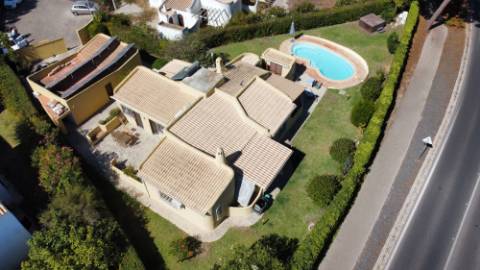 Moradia V3 toda térrea isolada com piscina,jardim e garagem - Vilamoura(Algarve)