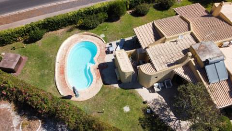 Moradia V3 toda térrea isolada com piscina,jardim e garagem - Vilamoura(Algarve)