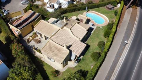 Moradia V3 toda térrea isolada com piscina,jardim e garagem - Vilamoura(Algarve)
