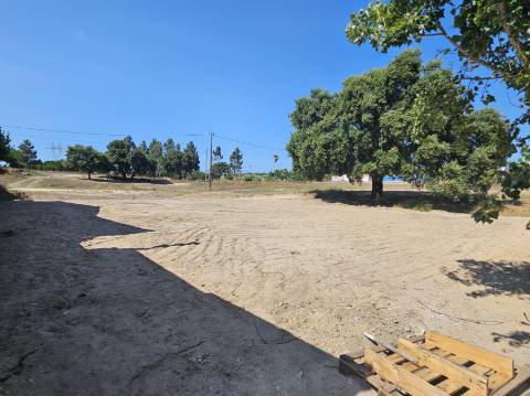 Terreno com 340 m2 em avos com eletricidade e loteamento - Passil (Alcochete)