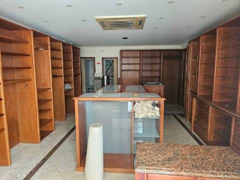Prédio com 2 habitações e 1 loja de comércio - Baixa de Setúbal
