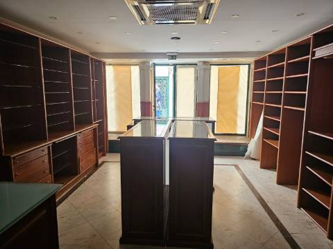 Prédio com 2 habitações e 1 loja de comércio - Baixa de Setúbal