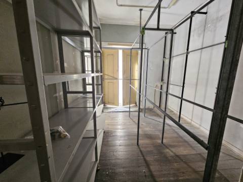 Prédio com 2 habitações e 1 loja de comércio - Baixa de Setúbal