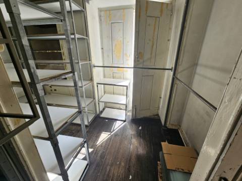 Prédio com 2 habitações e 1 loja de comércio - Baixa de Setúbal