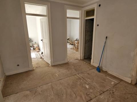 Prédio com 2 habitações e 1 loja de comércio - Baixa de Setúbal