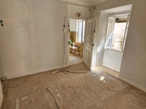 Prédio com 2 habitações e 1 loja de comércio - Baixa de Setúbal