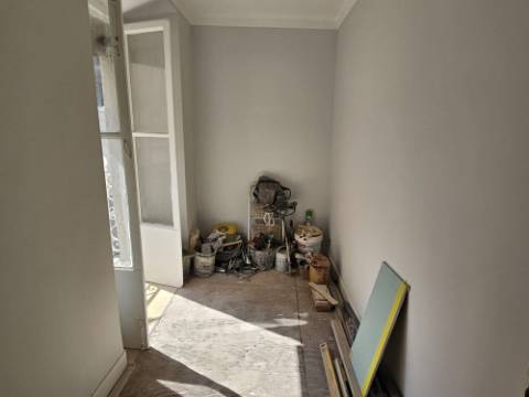 Prédio com 2 habitações e 1 loja de comércio - Baixa de Setúbal