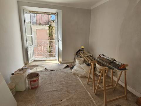 Prédio com 2 habitações e 1 loja de comércio - Baixa de Setúbal