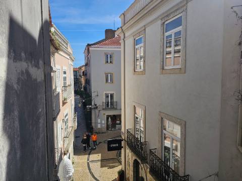 Prédio com 2 habitações e 1 loja de comércio - Baixa de Setúbal