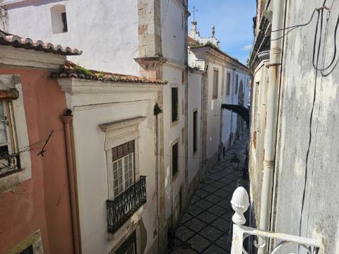 Prédio com 2 habitações e 1 loja de comércio - Baixa de Setúbal