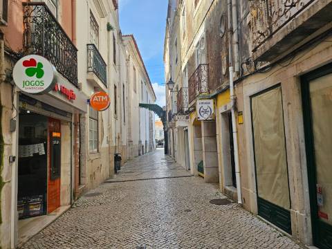Prédio com 2 habitações e 1 loja de comércio - Baixa de Setúbal