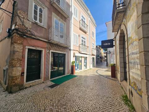 Prédio com 2 habitações e 1 loja de comércio - Baixa de Setúbal