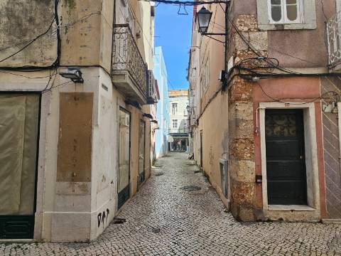 Prédio com 2 habitações e 1 loja de comércio - Baixa de Setúbal