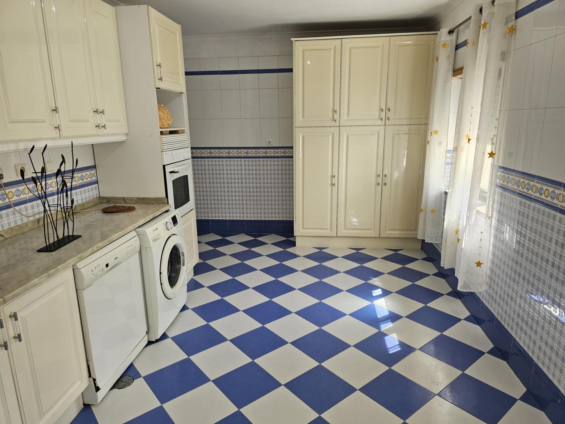 EXCLUSIVO - Apartamento T2 + 1 com áreas generosas e 2 wc - Bairro Afonso Costa(Setúbal)
