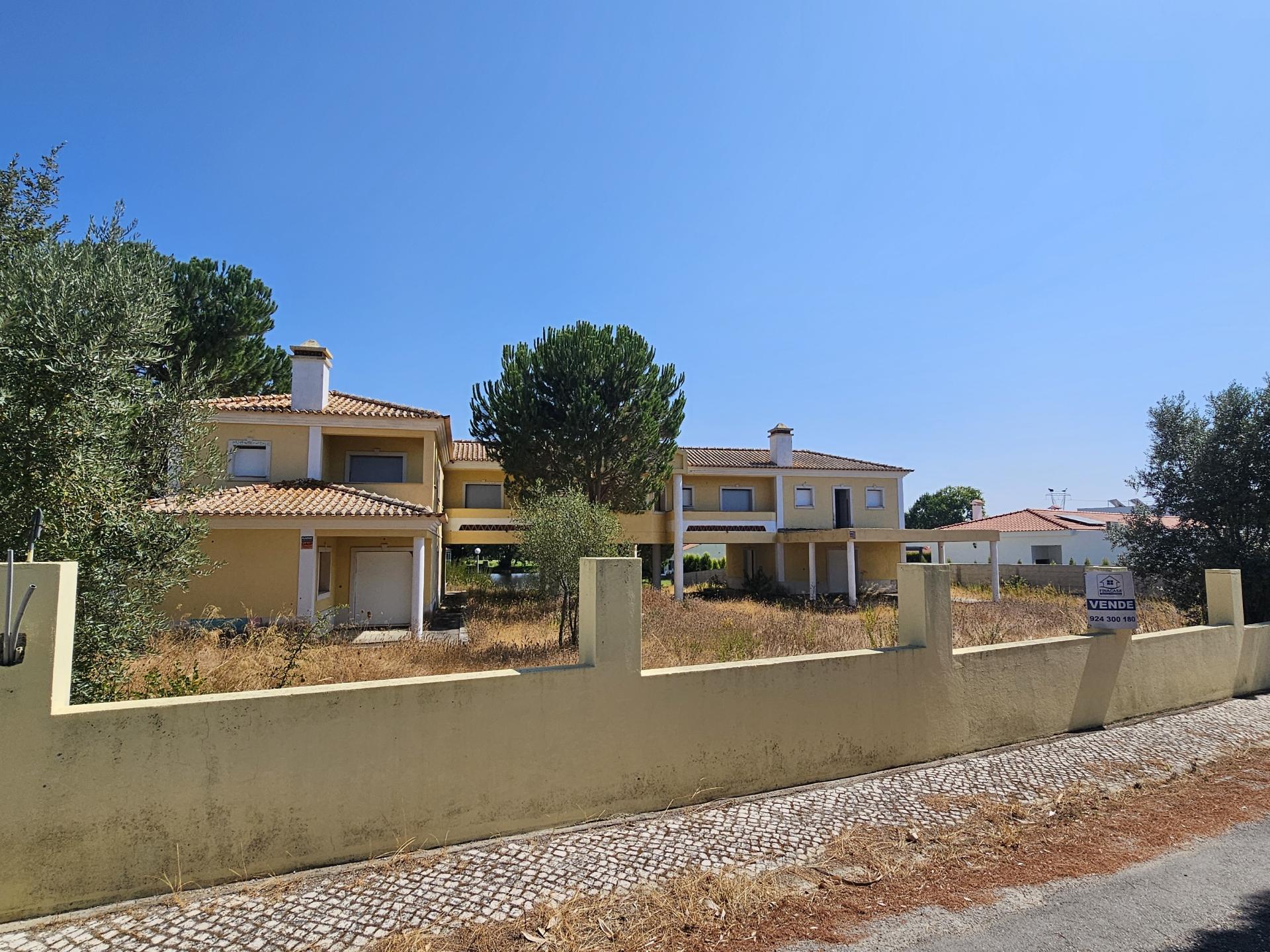 EXCLUSIVO - Moradia por concluir a sua construção em lote urbano com 1938m2 - Golf do Montado(Palmela)