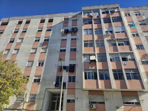 EXCLUSIVO - Apartamento T2 renovado com varanda fechada - Tetra(Setúbal)