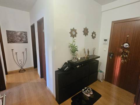 EXCLUSIVO - Apartamento T2 renovado com varanda fechada - Tetra(Setúbal)