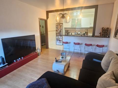 EXCLUSIVO - Apartamento T2 renovado com varanda fechada - Tetra(Setúbal)