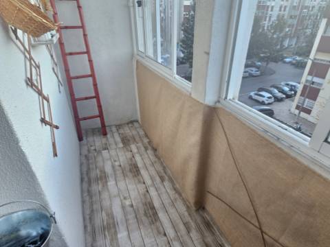 EXCLUSIVO - Apartamento T2 renovado com varanda fechada - Tetra(Setúbal)