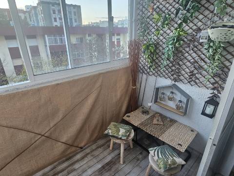 EXCLUSIVO - Apartamento T2 renovado com varanda fechada - Tetra(Setúbal)