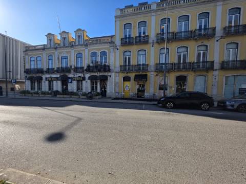 EXCLUSIVO - Oportunidade de Negócio - Trespasse de Snack-Bar / Take-Away em Pleno Centro de Setúbal(Av Luisa Todi)