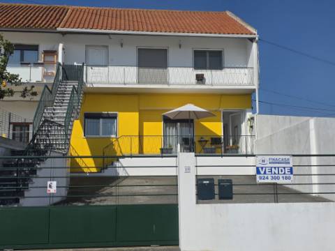 EXCLUSIVO - Excelente andar de moradia T2 todo remodelado com terraço e parqueamento - Paredes(Alenquer)