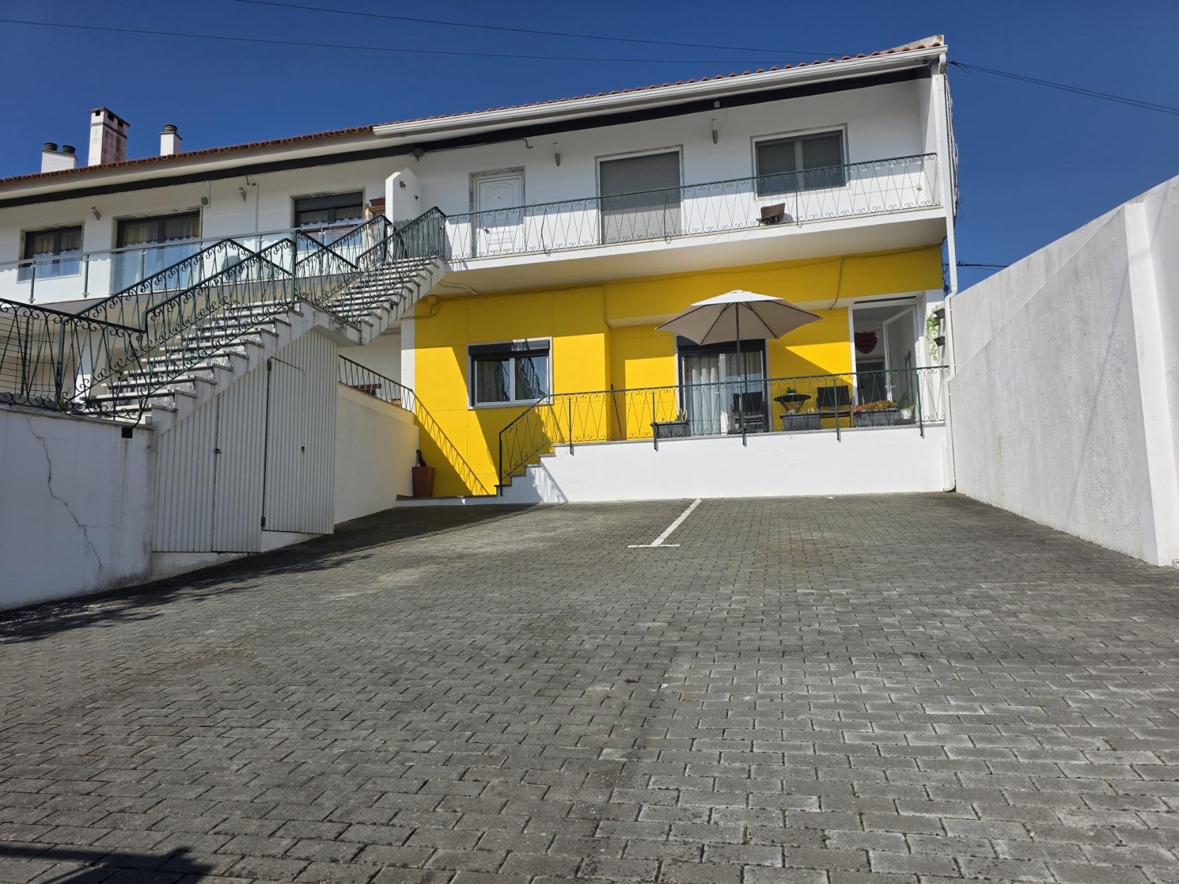 EXCLUSIVO - Excelente andar de moradia T2 todo remodelado com terraço e parqueamento - Paredes(Alenquer)