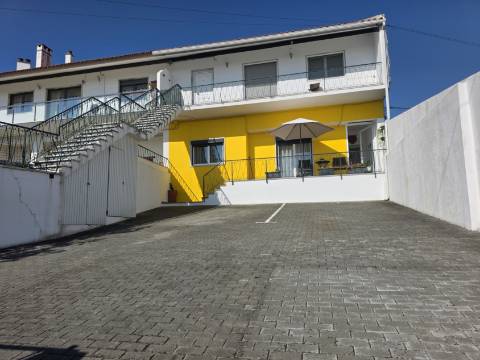 EXCLUSIVO - Excelente andar de moradia T2 todo remodelado com terraço e parqueamento - Paredes(Alenquer)