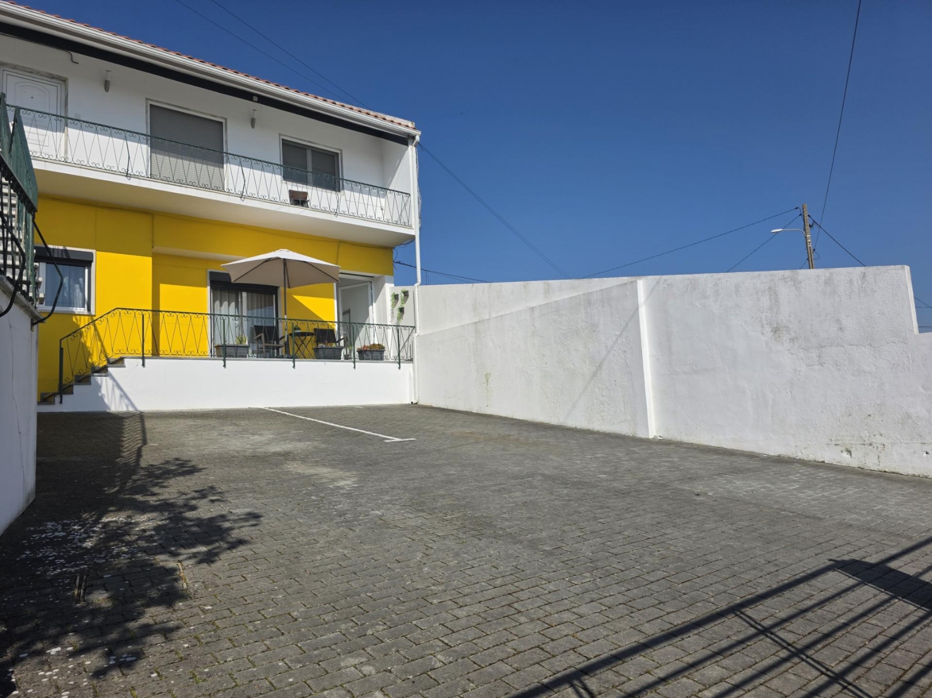 EXCLUSIVO - Excelente andar de moradia T2 todo remodelado com terraço e parqueamento - Paredes(Alenquer)