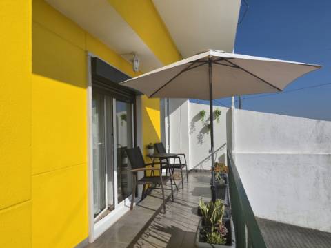 EXCLUSIVO - Excelente andar de moradia T2 todo remodelado com terraço e parqueamento - Paredes(Alenquer)