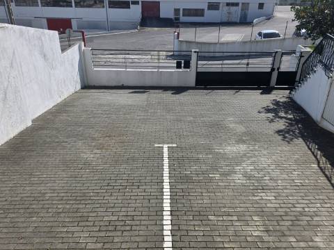 EXCLUSIVO - Excelente andar de moradia T2 todo remodelado com terraço e parqueamento - Paredes(Alenquer)