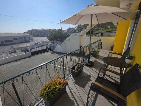 EXCLUSIVO - Excelente andar de moradia T2 todo remodelado com terraço e parqueamento - Paredes(Alenquer)