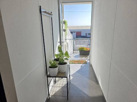 EXCLUSIVO - Excelente andar de moradia T2 todo remodelado com terraço e parqueamento - Paredes(Alenquer)