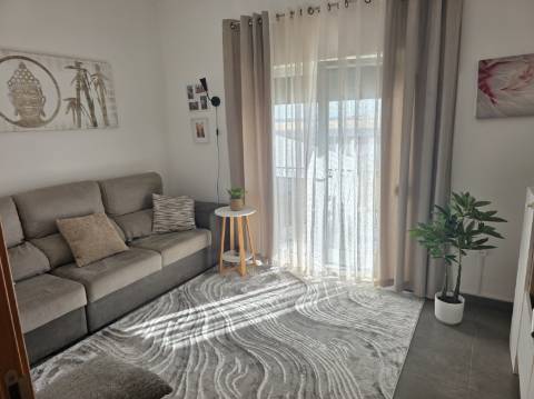 EXCLUSIVO - Excelente andar de moradia T2 todo remodelado com terraço e parqueamento - Paredes(Alenquer)