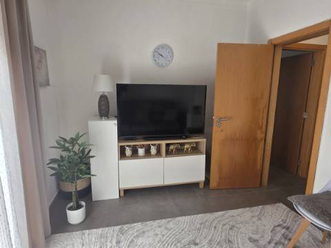 EXCLUSIVO - Excelente andar de moradia T2 todo remodelado com terraço e parqueamento - Paredes(Alenquer)