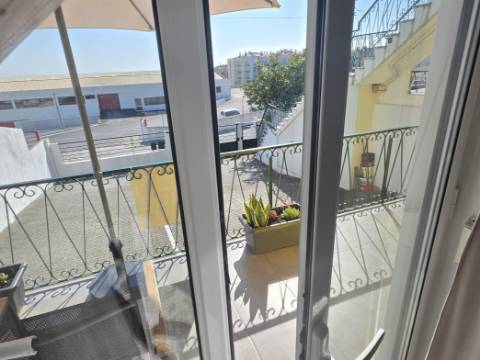 EXCLUSIVO - Excelente andar de moradia T2 todo remodelado com terraço e parqueamento - Paredes(Alenquer)