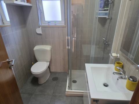 EXCLUSIVO - Excelente andar de moradia T2 todo remodelado com terraço e parqueamento - Paredes(Alenquer)