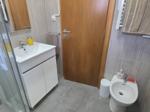 EXCLUSIVO - Excelente andar de moradia T2 todo remodelado com terraço e parqueamento - Paredes(Alenquer)