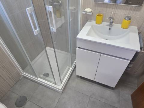 EXCLUSIVO - Excelente andar de moradia T2 todo remodelado com terraço e parqueamento - Paredes(Alenquer)