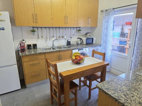 EXCLUSIVO - Excelente andar de moradia T2 todo remodelado com terraço e parqueamento - Paredes(Alenquer)