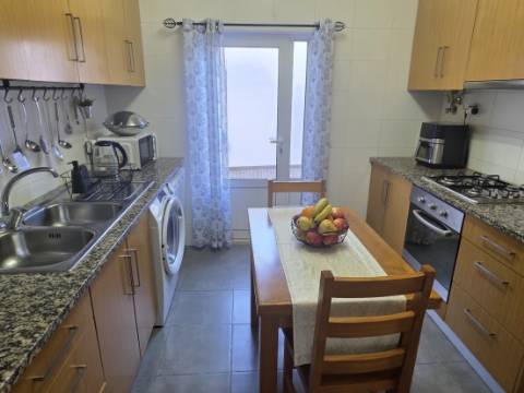 EXCLUSIVO - Excelente andar de moradia T2 todo remodelado com terraço e parqueamento - Paredes(Alenquer)