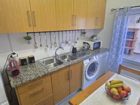 EXCLUSIVO - Excelente andar de moradia T2 todo remodelado com terraço e parqueamento - Paredes(Alenquer)